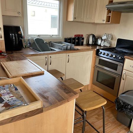 Cozy Camber Caravan 3 Bedroom Retreat With Decking 라이 외부 사진