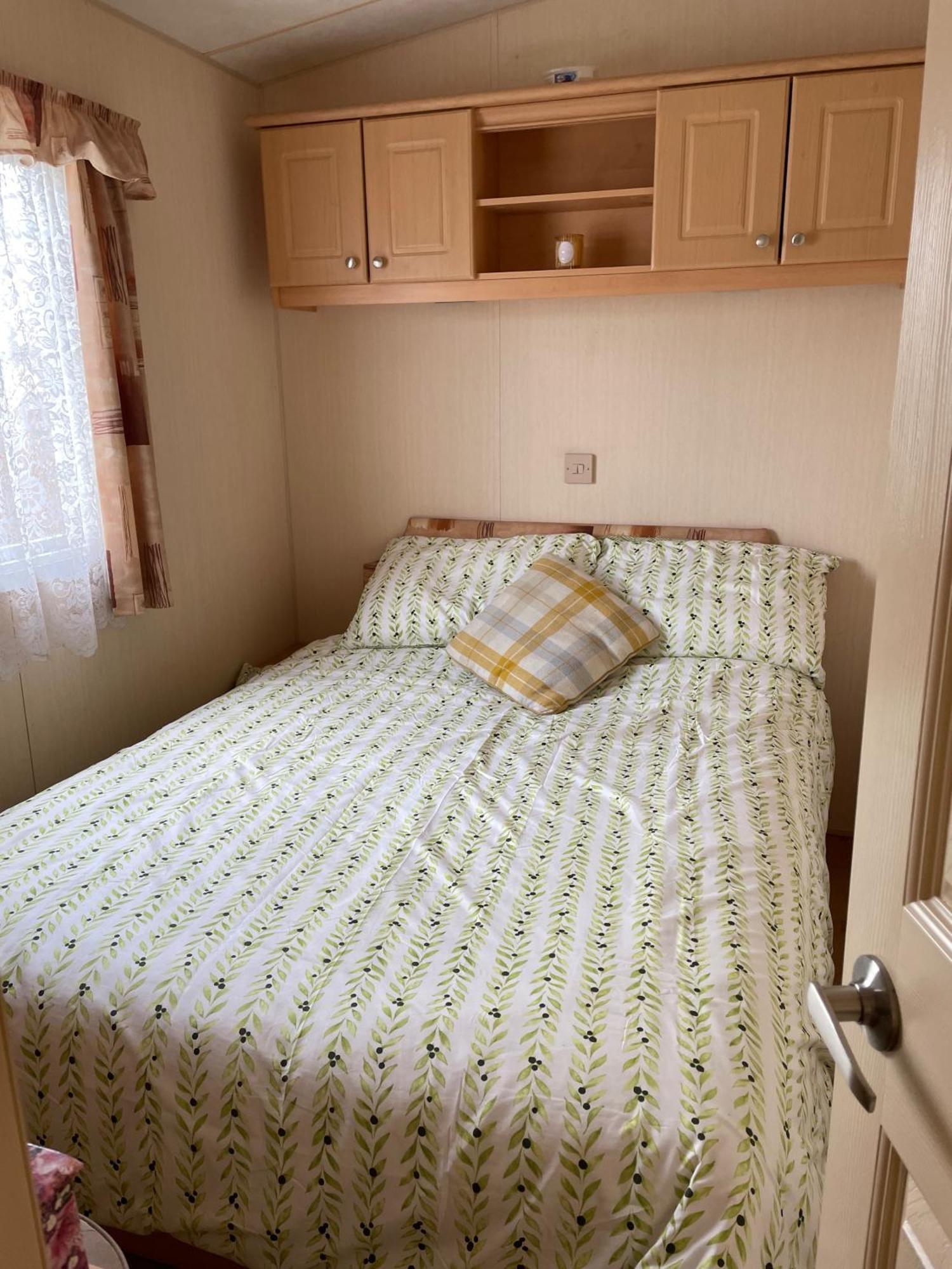 Cozy Camber Caravan 3 Bedroom Retreat With Decking 라이 외부 사진