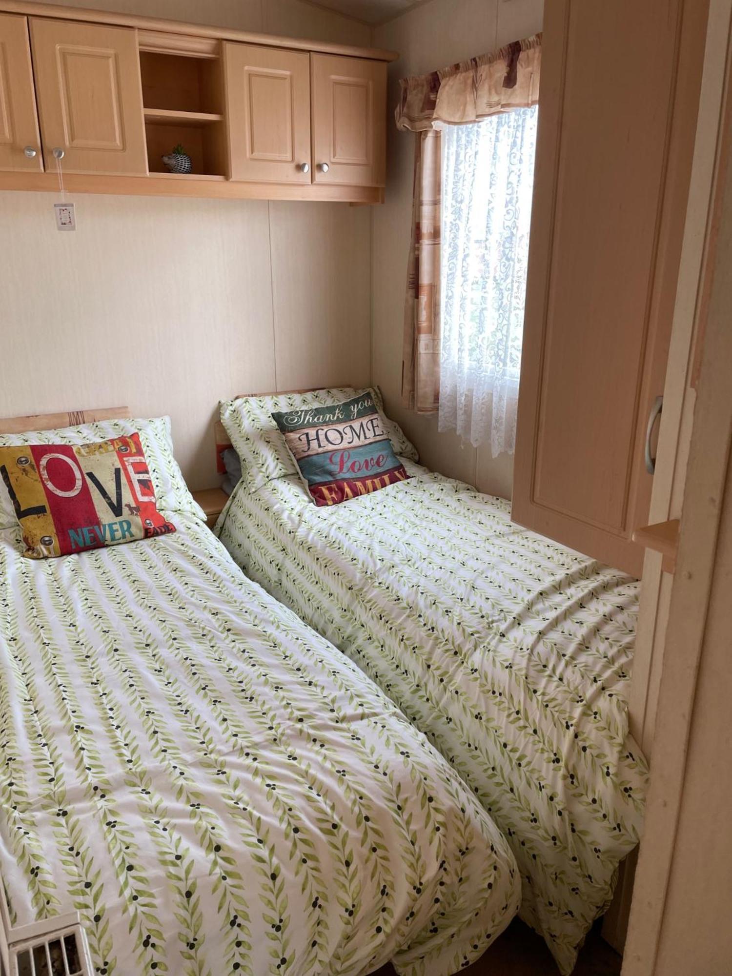 Cozy Camber Caravan 3 Bedroom Retreat With Decking 라이 외부 사진