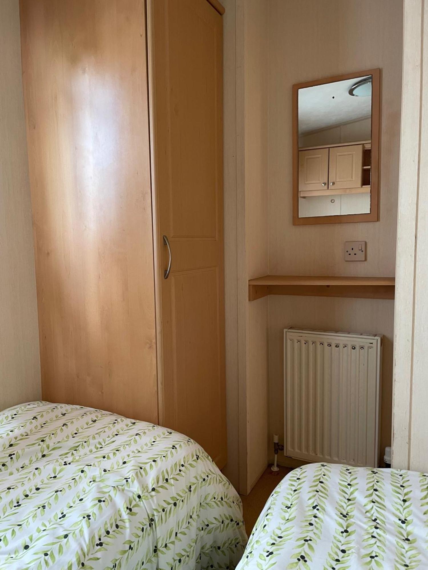 Cozy Camber Caravan 3 Bedroom Retreat With Decking 라이 외부 사진