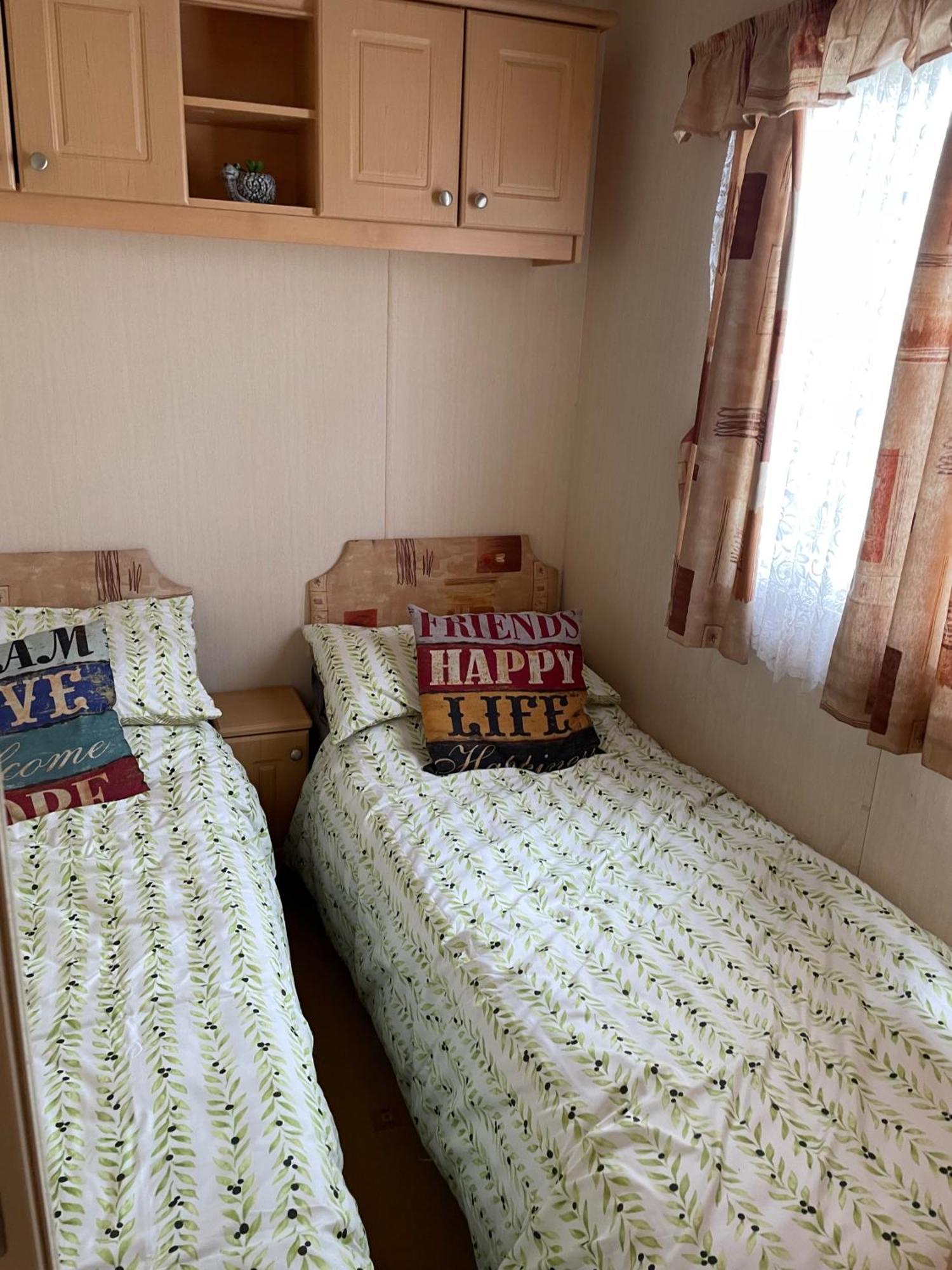 Cozy Camber Caravan 3 Bedroom Retreat With Decking 라이 외부 사진
