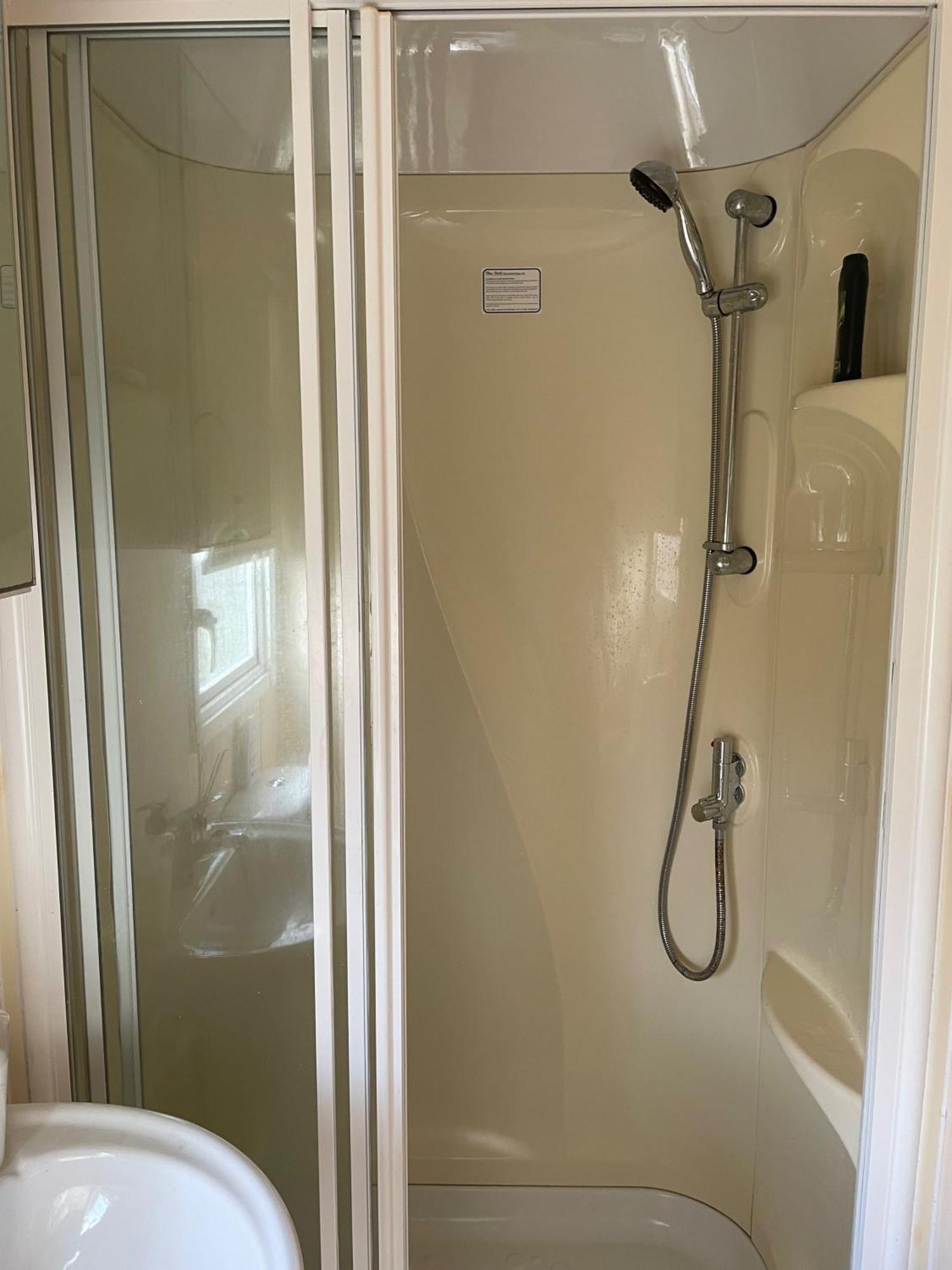 Cozy Camber Caravan 3 Bedroom Retreat With Decking 라이 외부 사진