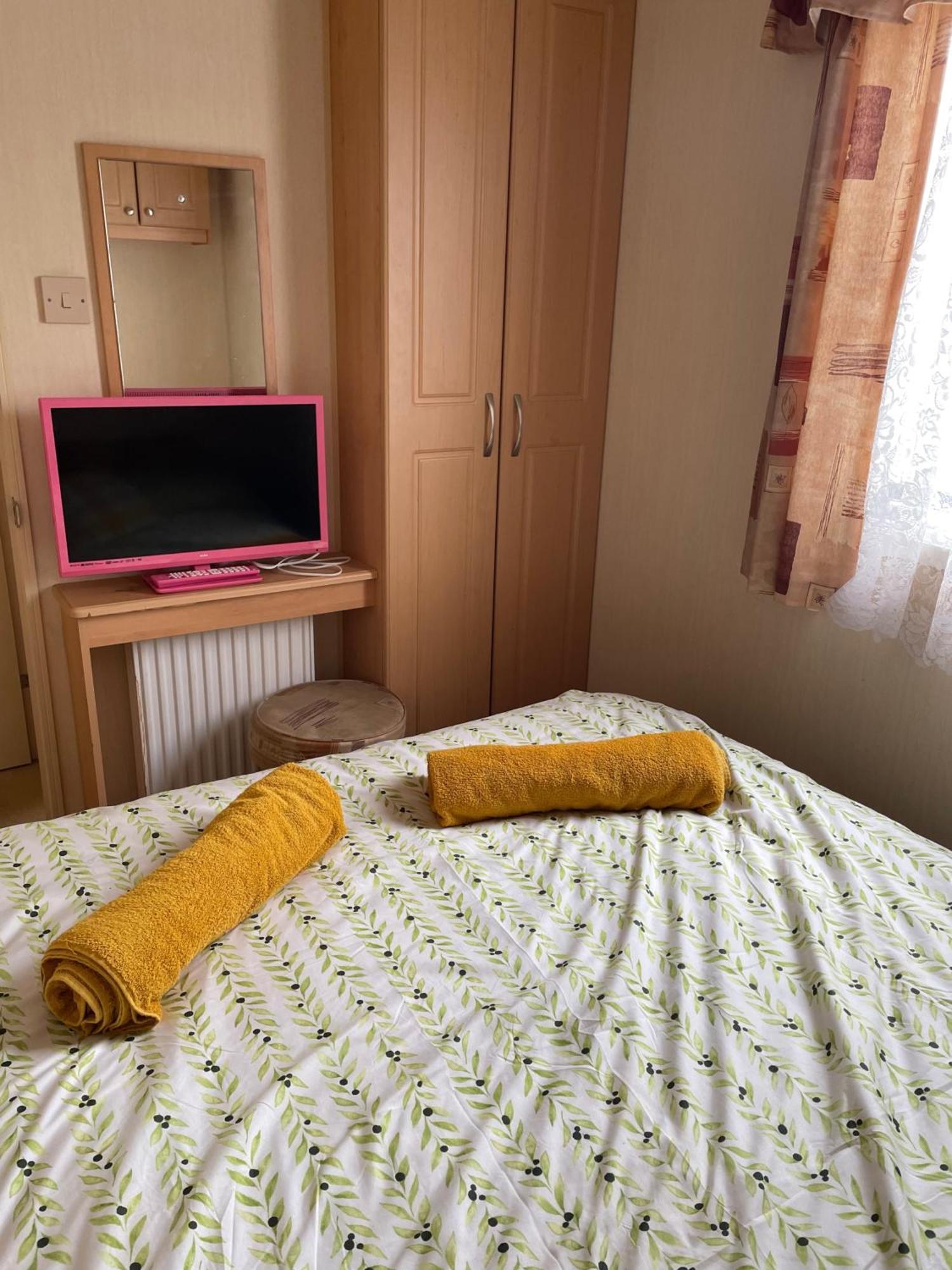 Cozy Camber Caravan 3 Bedroom Retreat With Decking 라이 외부 사진