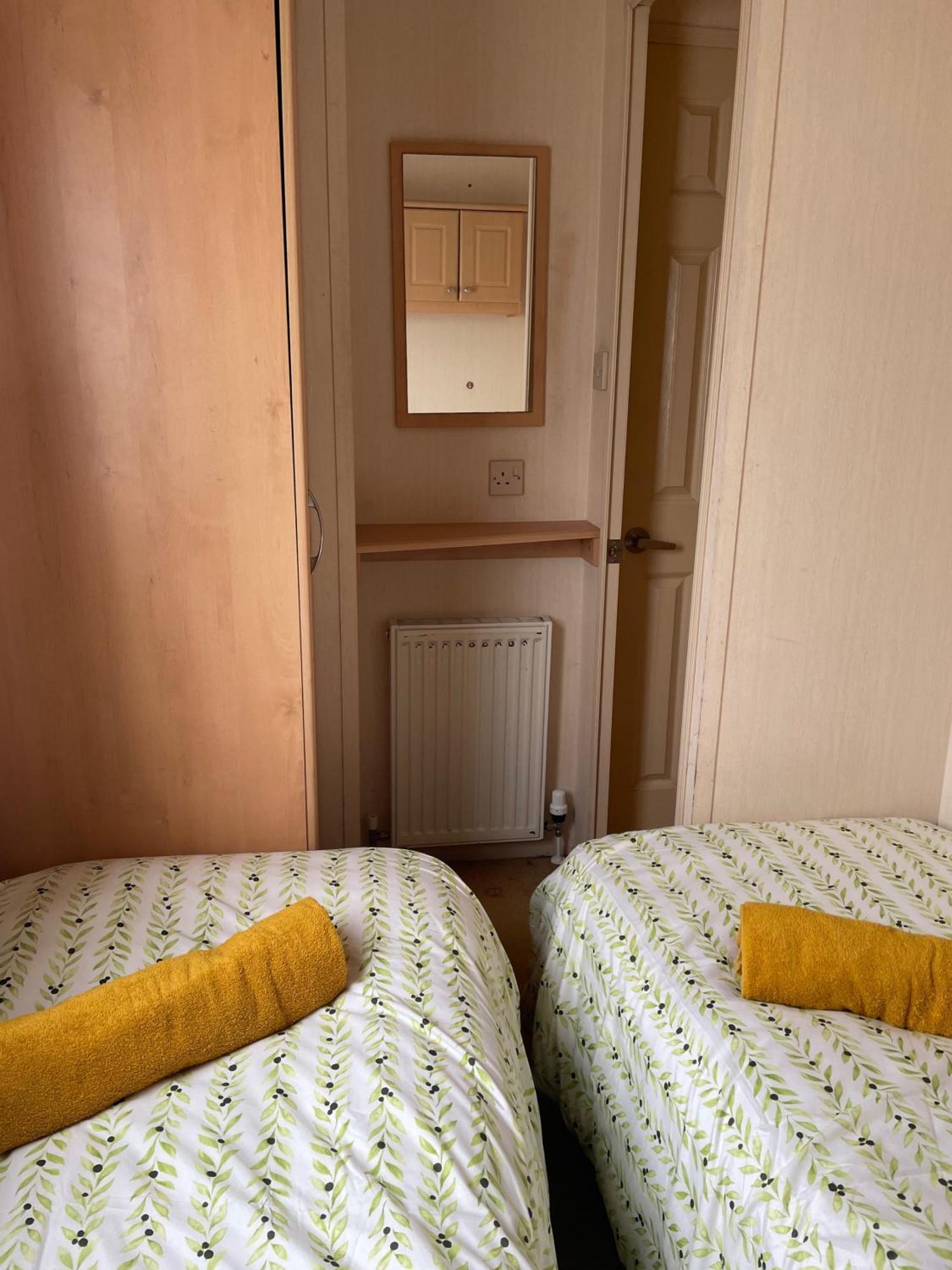 Cozy Camber Caravan 3 Bedroom Retreat With Decking 라이 외부 사진
