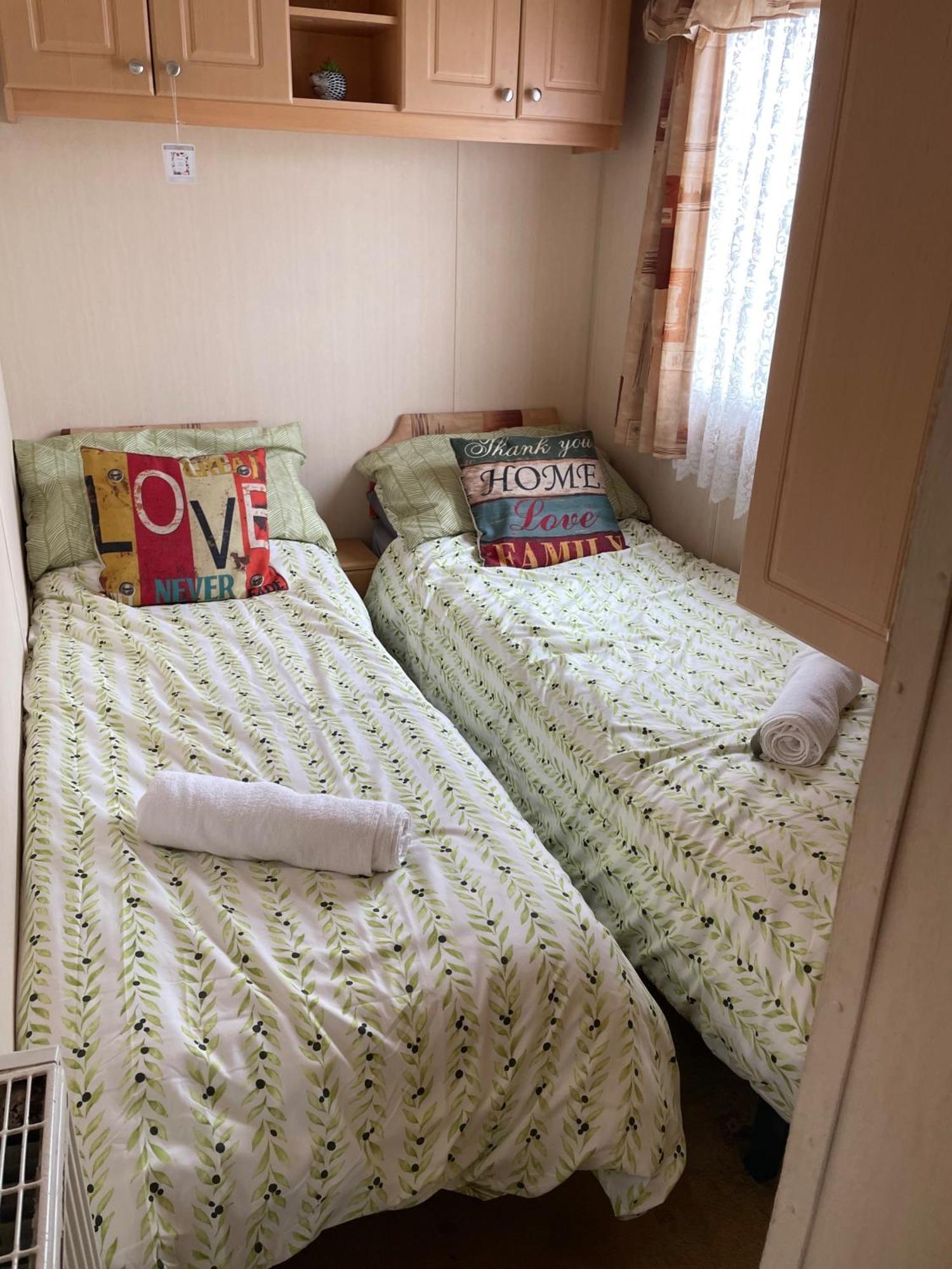 Cozy Camber Caravan 3 Bedroom Retreat With Decking 라이 외부 사진