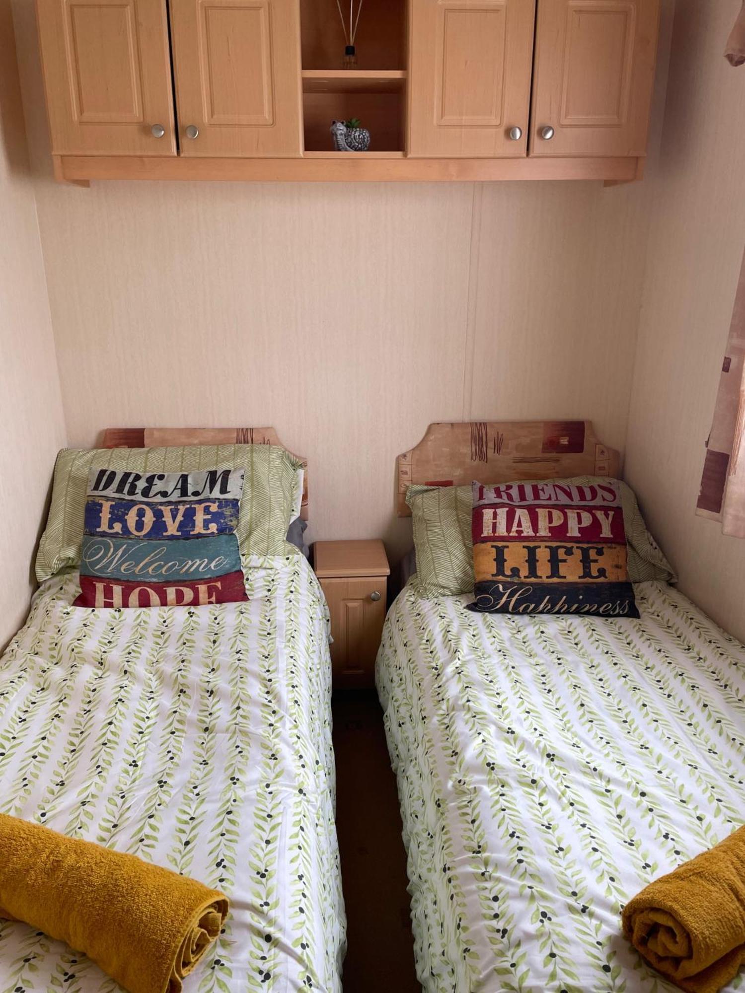 Cozy Camber Caravan 3 Bedroom Retreat With Decking 라이 외부 사진