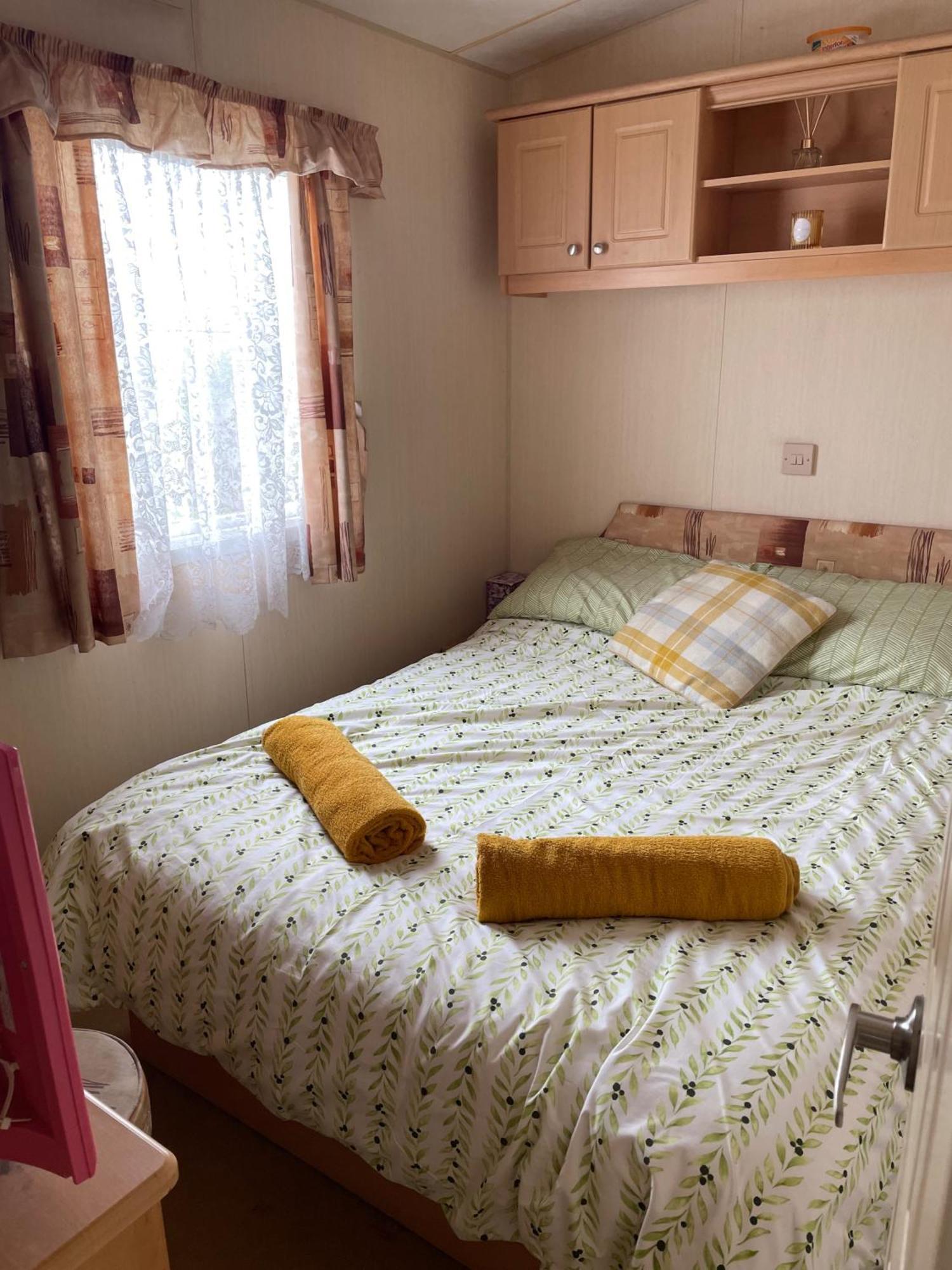 Cozy Camber Caravan 3 Bedroom Retreat With Decking 라이 외부 사진